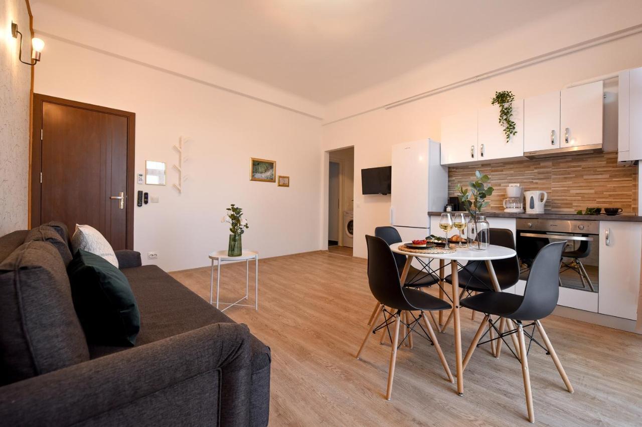 Cozy 1Br Escape - Apartment With Charming Balcony Near Universitate Bukarest Exteriör bild